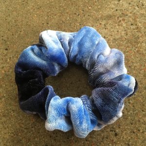 Scrunchie sammet blåbatik