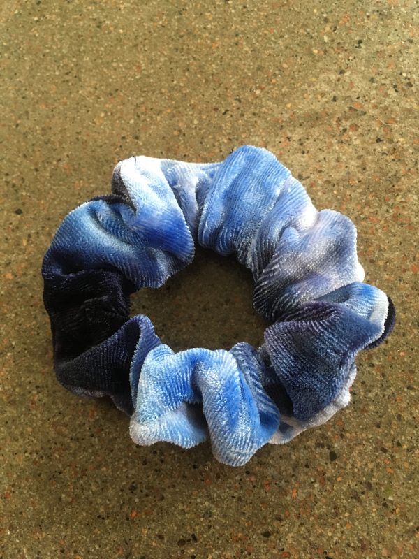Scrunchie sammet blåbatik