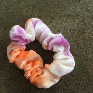Sammetsscrunchie orange-lila
