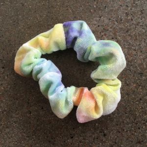sammetsscrunchie regnbågig