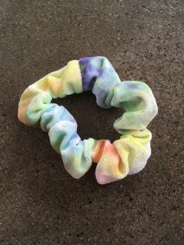 sammetsscrunchie regnbågig