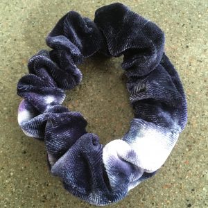 Sammetsscrunchie svart-grå-lila