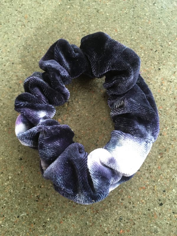 Sammetsscrunchie svart-grå-lila