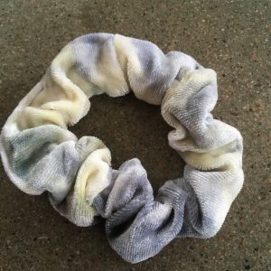 sammetsscrunchie grå-gul