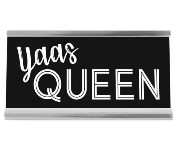 Skylt Yaas Queen